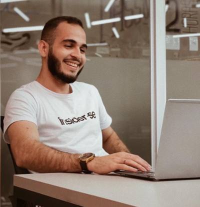 Aluno Gabriel trabalhando em escritório